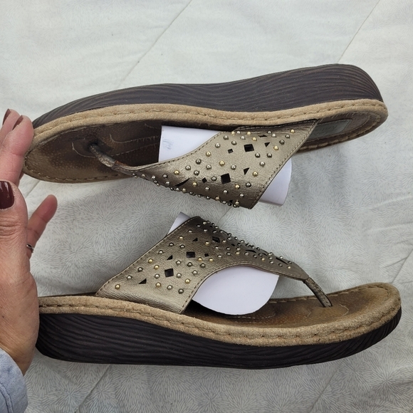 Clarks Artisan gold metallic leather thong sandals studs boho vacation edgy 9.5 - Picture 8 of 11